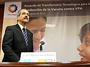El secretario de salud, José Ángel Córdova Villalobos en la presentación del programa de vacunación. Foto: Gabriela Esquivel