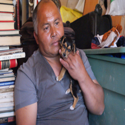 Cristóbal Suaréz mantiene en un terreno de 400 mts a más de 230 perros que estuvieron en situación de calle.